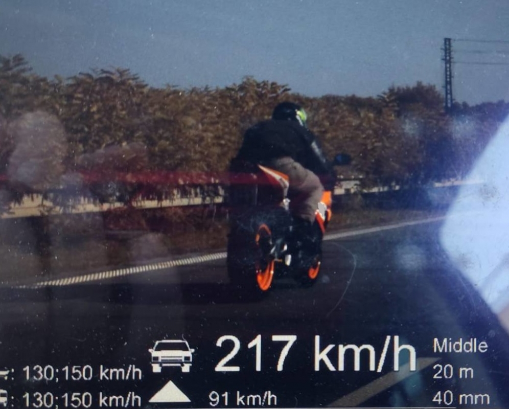 Na tachometru 217 km/h. Jedu na kafe za maminkou, řekl policistům