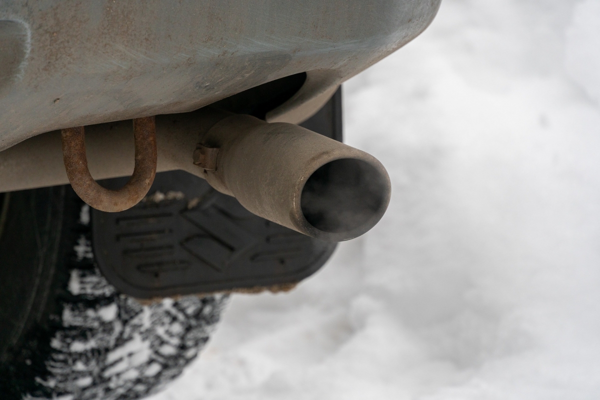 Řidiči nesmí zbytečným ponecháním motoru v chodu obtěžovat okolí