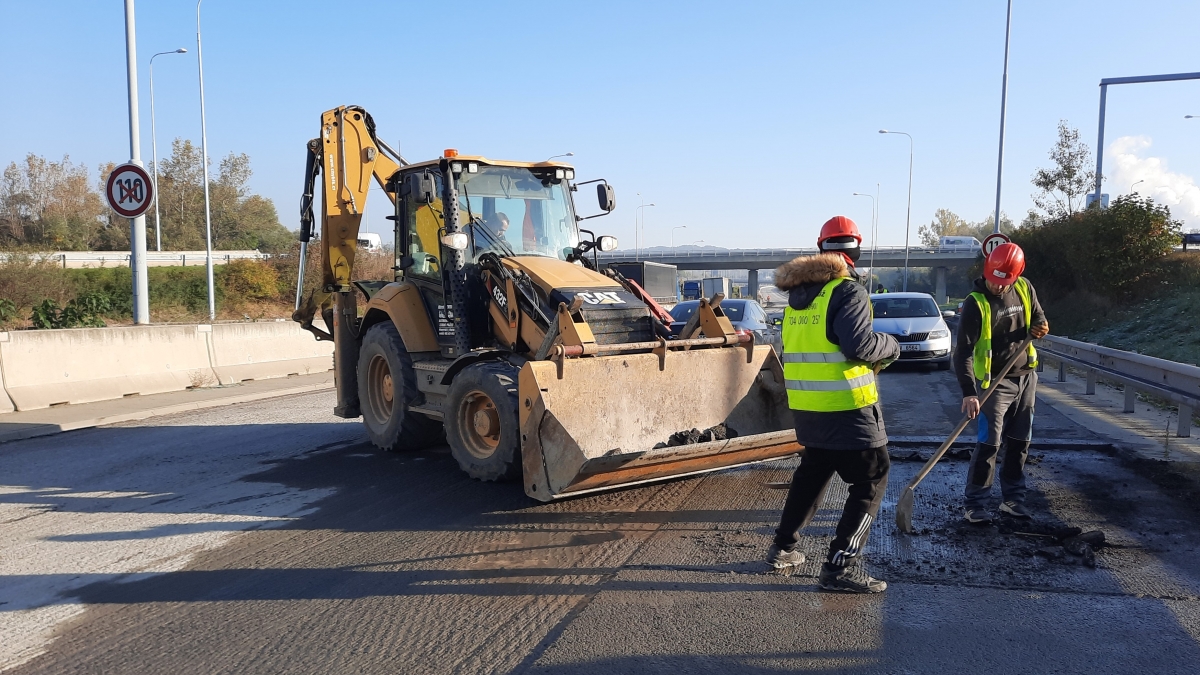 Oprava zvlněných úseků dálnice v Ostravě nepoleví ani během svátku, uvedlo ŘSD