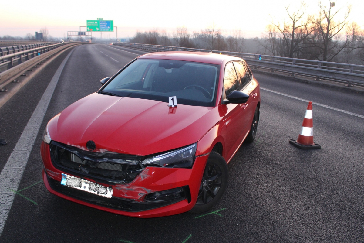 Policisté pátrají po pohřešovaném muži, jehož havarované auto našli na D1