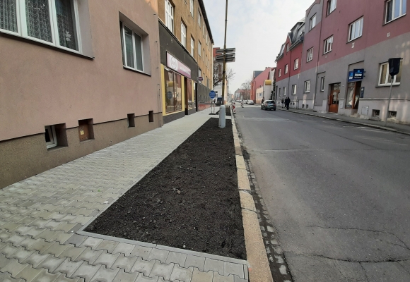Další zelené pásy v chodnících, Bohumín pokračuje v ulicích Studentská a 9. května