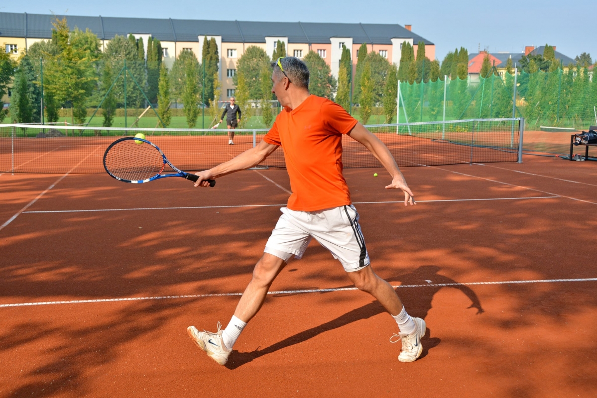 Na tenisových kurtech za parkem startuje nová sezóna s novou antukou