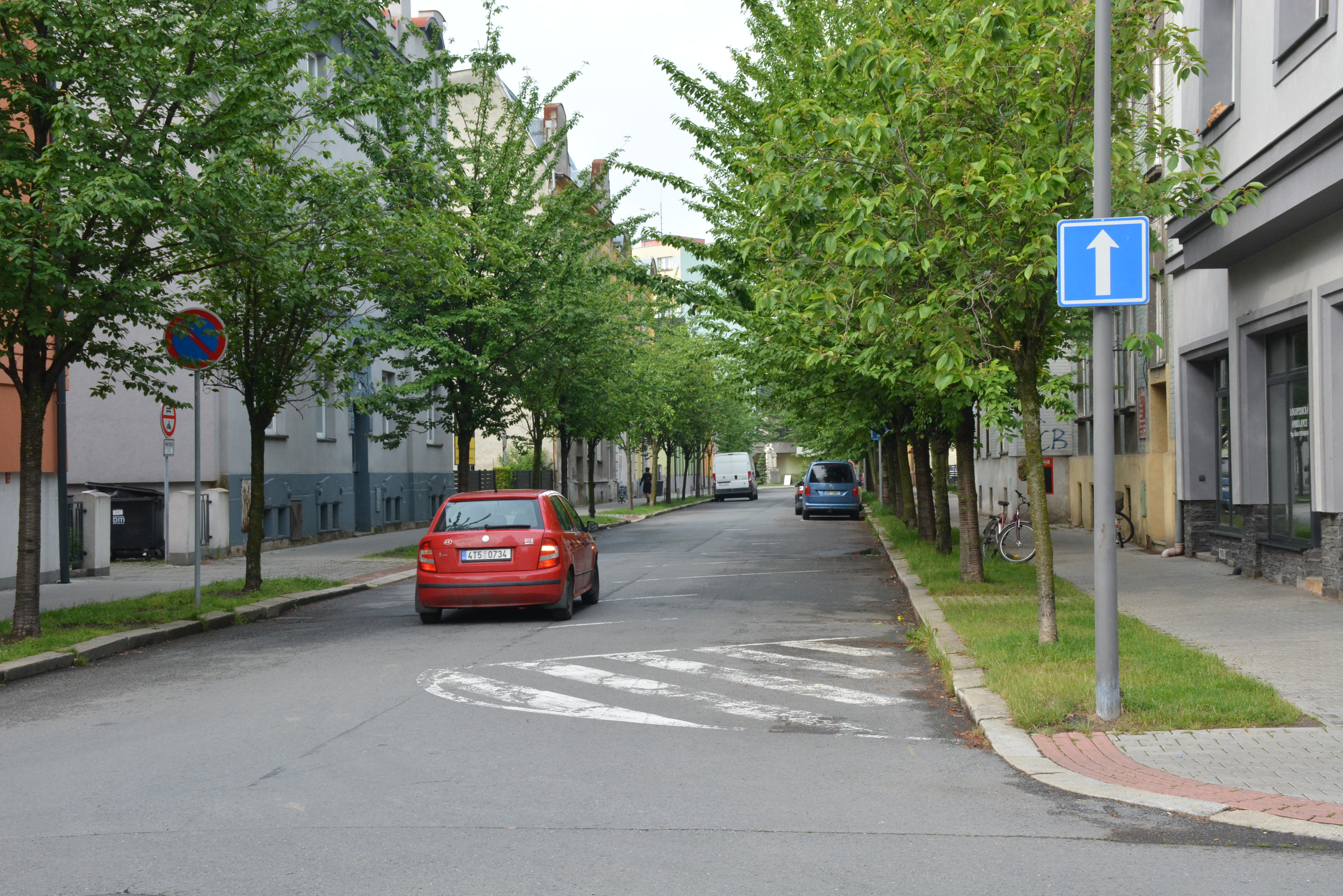 Do Kostelní ulice se vrací jednosměrný provoz a parkovací stání