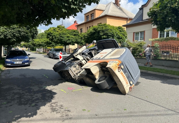 Běžnou opravu zkomplikovala kaverna ukrytá pod povrchem vozovky