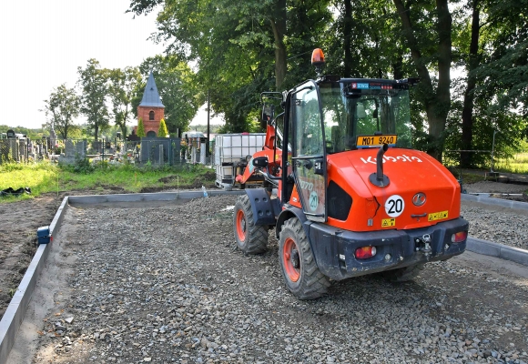 Konec parkování mezi stromy, Bohumín rozšiřuje parkoviště u hřbitovů