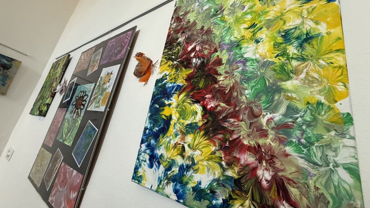 Klienti sociálně terapeutických dílen Klíček vystavují obrazy