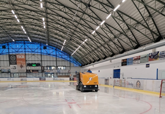 Zimní stadion dokončil ledovou plochu a zahájil novou sezónu