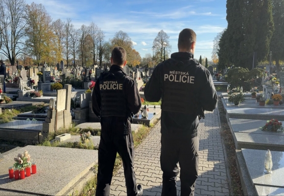 Památka zesnulých, na hřbitovech a v jejich okolí platí zvýšený dohled