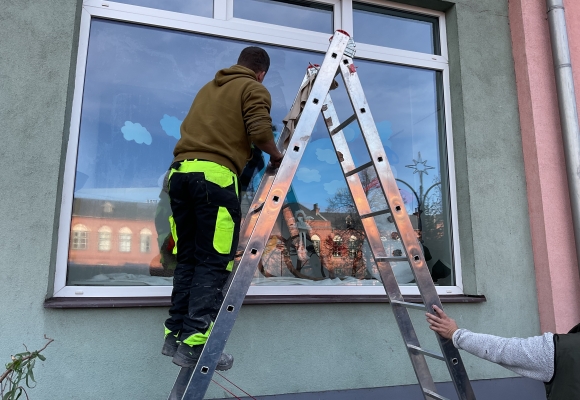 Auslága opět jako ze škatulky, s výkladem Maryšce pomohli dobrovolníci