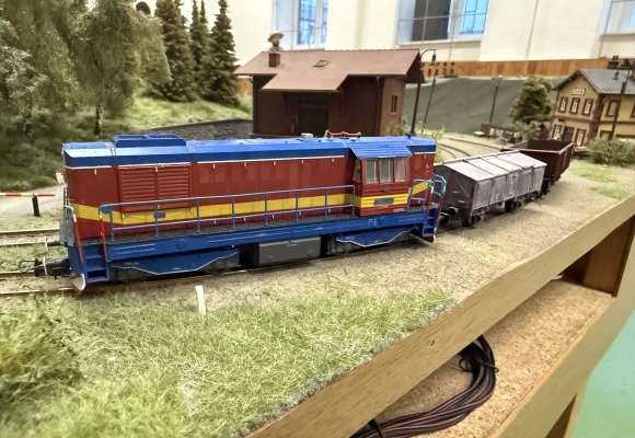 Školní tělocvičnou se o víkendu prohánějí modely vláčků, probíhá zde výstava