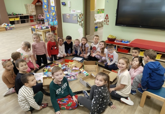 V Rafíku naplnili krabice od bot vánočními dárky pro děti z chudých poměrů