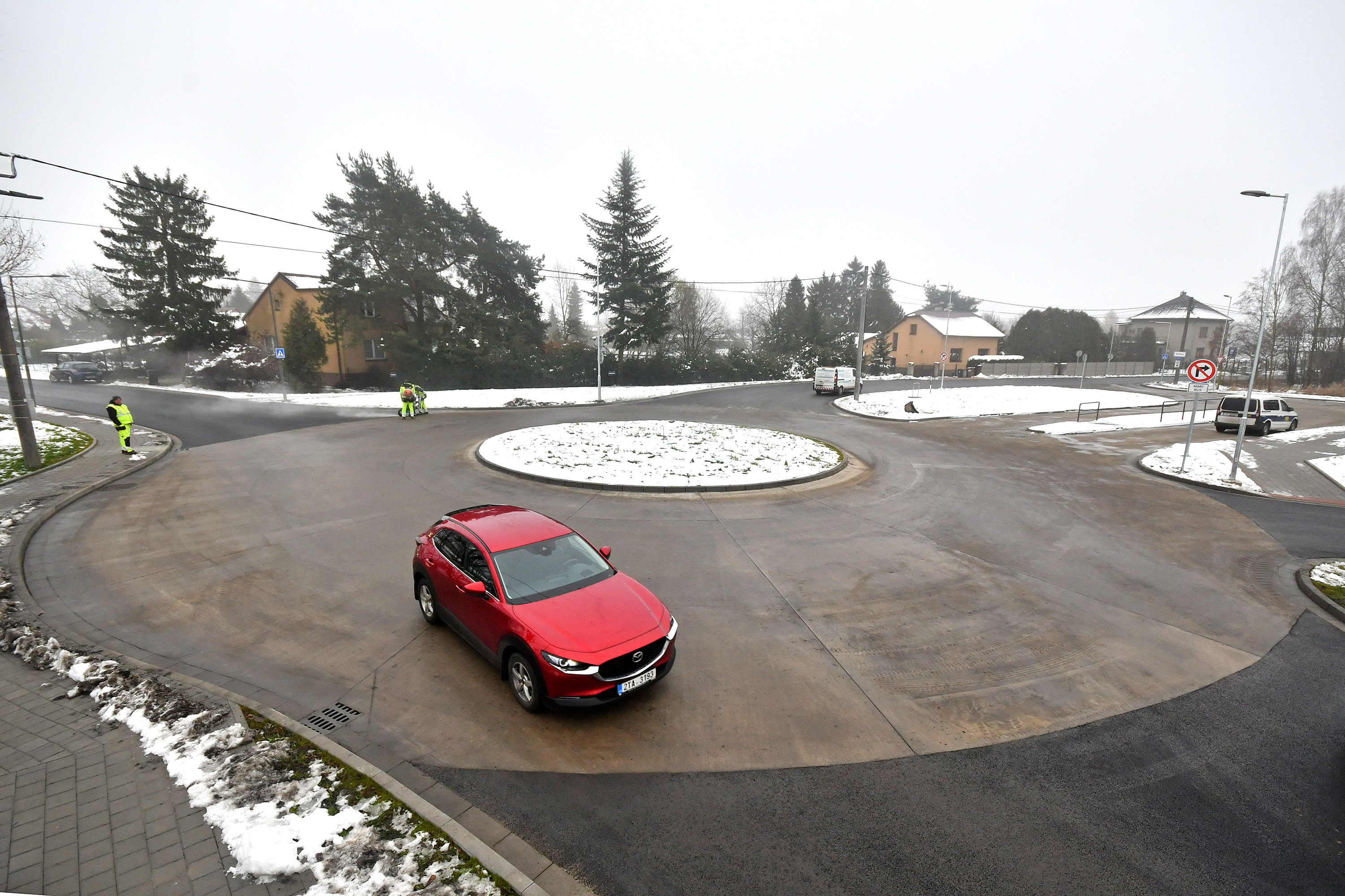 Úleva pro řidiče. Kruháč na rozcestí je po půl roce plně průjezdný
