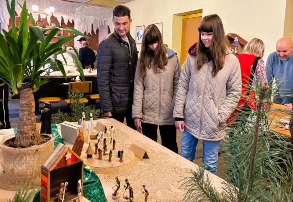 Jesličky z Keni i Peru. Ve Skřečoni vystavují čtyřicítku unikátních betlémů