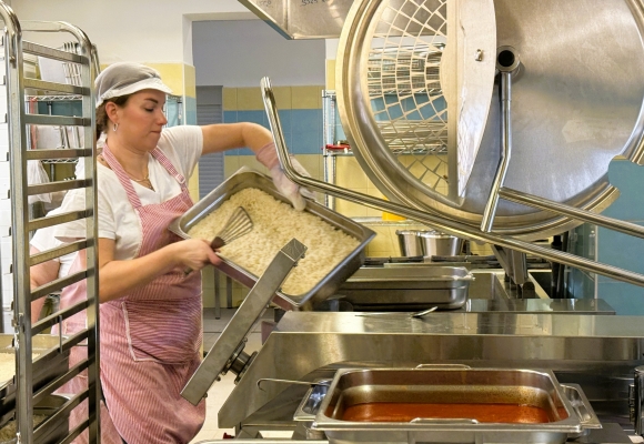 Bohumín bude na mzdy kuchařek, uklízeček a školníků doplácet miliony korun