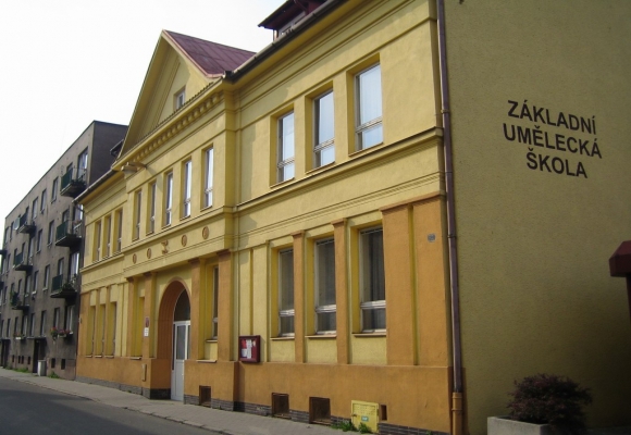 Částečné omezení míst na parkovišti u základní umělecké školy