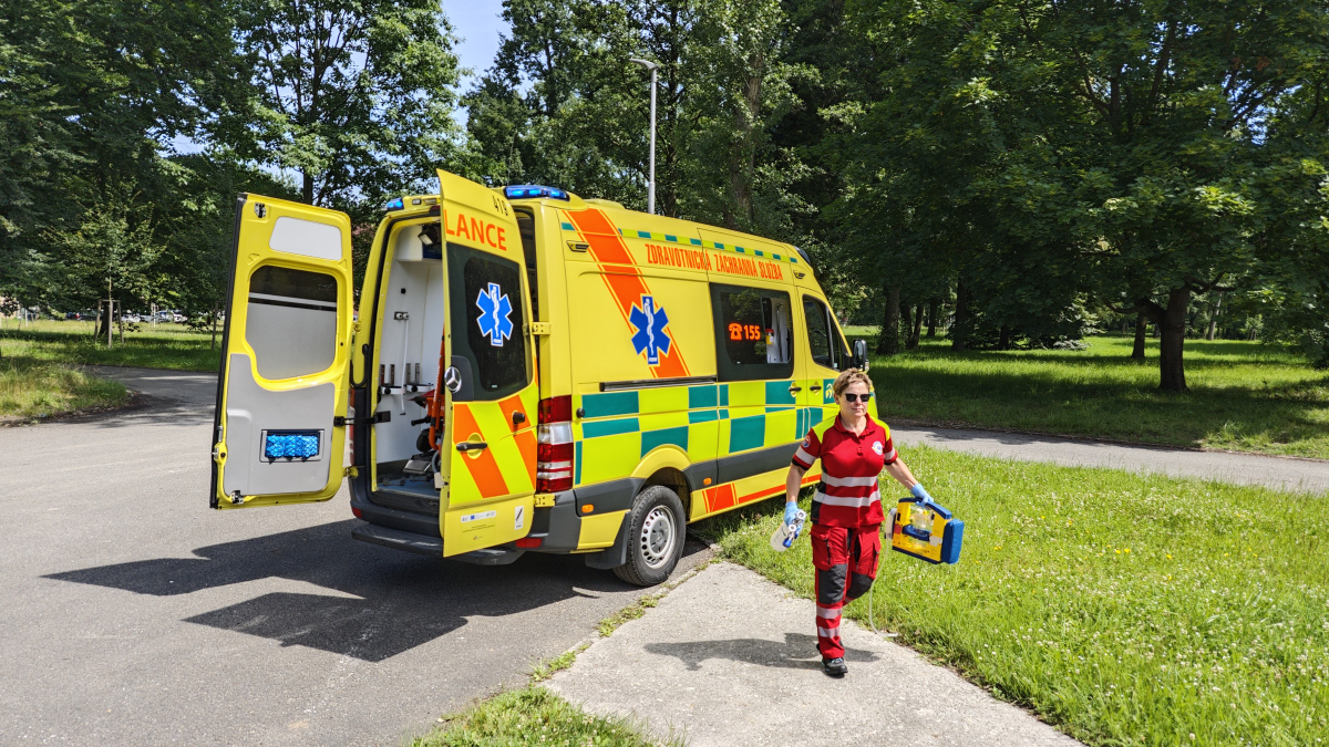 Pacienti s kolapsy zaměstnali během tropického víkendu záchranáře