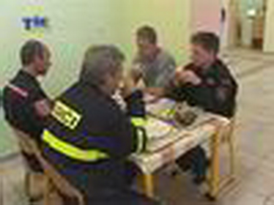 Teplé jídlo pro záchranáře - show video
