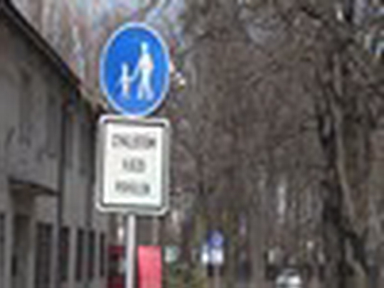 Nová dopravní značka: cyklisté smí na chodník - show video