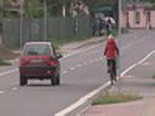 Rychlá jízda řidičů versus nezodpovědní cyklisté - przedstawić wideo