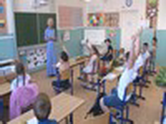 Školáci dostali vysvědčení, začaly prázdniny - zobrazit video