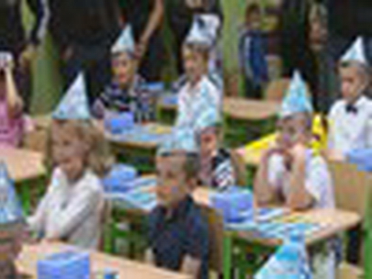 Děti se vrátily do lavic, začal nový školní rok - przedstawić wideo