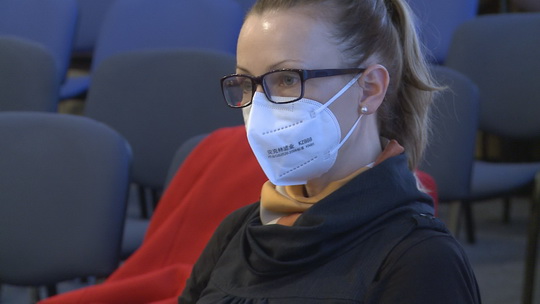 Krizový štáb: uzavřená mateřinka, linka pro nákup potravin - show video
