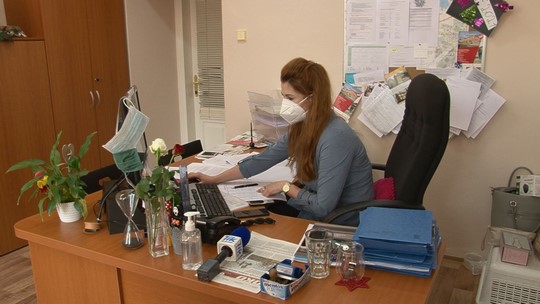 Radniční linka seniorům pomáhá s registrací k očkování - przedstawić wideo