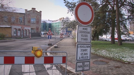 Terminál a dopravní uzavírka před vlakovým nádražím - show video