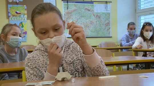 Antigenní testování dětí školy i s pomocí rodičů zvládají - przedstawić wideo