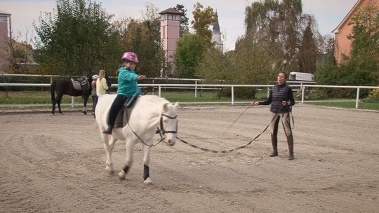 Dům dětí a mládeže má kroužek jezdectví na koni - przedstawić wideo