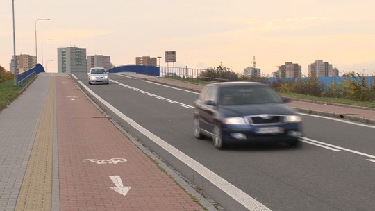 Kraj zadá projekt k opravě zvlněné vozovky v ul. Slezská - przedstawić wideo