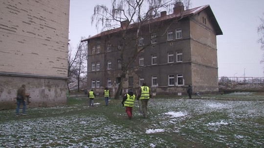 Boj s černými skládkami, smetí naházeli zpět do vchodů - show video