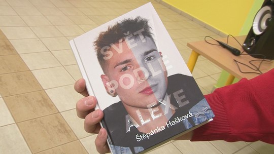 Svět podle Alexe, román spisovatelky Štěpánky Haškové - zobrazit video