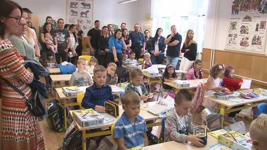 Děti se vrátily do lavic, začal nový školní rok - show video