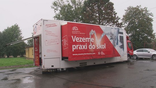 Moderní pojízdná učebna zastavila v Pudlově - zobrazit video