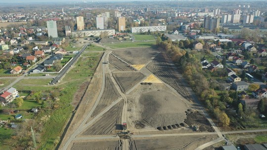 Ulice Petra Cingra: nová hřiště, zasíťování a teď park - przedstawić wideo