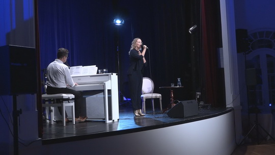 Alena Antalová a Alex Anders s šansony Pod Zeleným dubem - przedstawić wideo