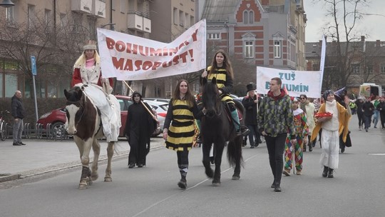 Bohumínem prošel masopustní průvod masek - zobrazit video