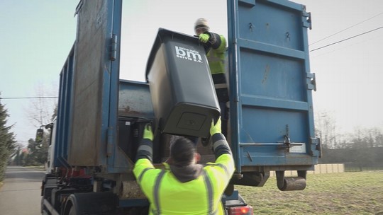 V Bohumíně „door to door“, odvoz papíru a plastu od domků - przedstawić wideo