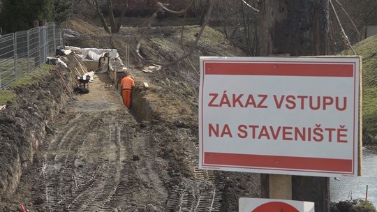 Začala výstavba protipovodňové hráze pro Pudlov - przedstawić wideo