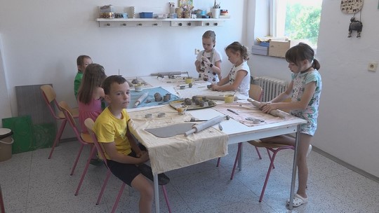 Příměstské tábory frčí, od sportu až po keramiku - przedstawić wideo