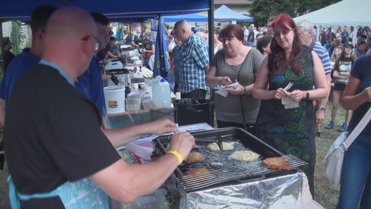 Ve Skřečoni druhý ročník soutěže o nejlepší bramborák - przedstawić wideo