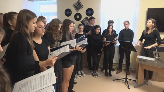 Sbor gymnázia a senioři spolu v projektu Hodinový vnuk - show video