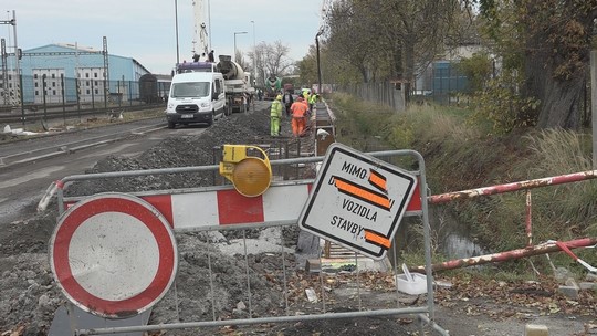 Lidická ulice dokončena do 10. prosince, kraj řeší most - przedstawić wideo