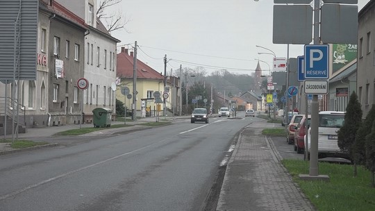 Ulice 1. máje: série oprav povrchu, výstavba chodníku - show video