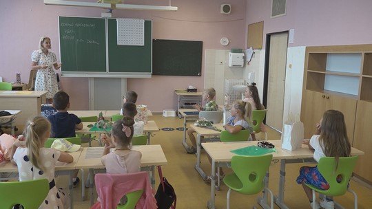 Školáci dostali vysvědčení, začaly prázdniny - zobrazit video