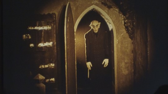 Retro kinokavárna s Upírem Nosferatu - zobrazit video