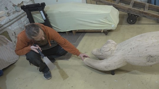 Řezbář obnovil unikátní smečku vlků - zobrazit video