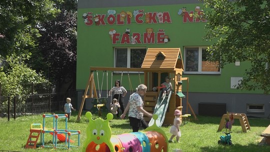 Děti a zvířátka spolu, otevřela Školička na farmě - show video
