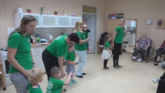 Dobrovolnický Adráček propojuje svět dětí a seniorů - przedstawić wideo